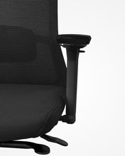 Last inn bildet i Galleri-visningsprogrammet, Pomelo kontorstol - svart stoff og lysegrå understell farge - ergonomisk kontorstol - nærbilde av armlene
