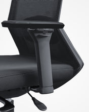 Last inn bildet i Galleri-visningsprogrammet, Pomelo kontorstol - svart stoff og lysegrå understell farge - ergonomisk kontorstol - nærbilde og side av armlene

