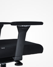 Last inn bildet i Galleri-visningsprogrammet, Pomelo kontorstol - svart stoff og lysegrå understell farge - ergonomisk kontorstol - nærbilde av armlene nummer 2
