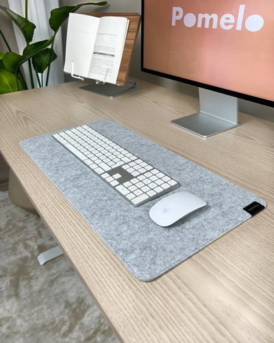 Produktbilde av musematte og skrivebordsmatte i lysgrå ull. Størrelsen er 60x30. 
