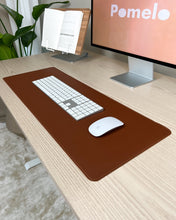 Last inn bildet i Galleri-visningsprogrammet, illustrasjonsbilde av brun skrivebordsmatte lær. Illustrert med mus og tastatur på. 
