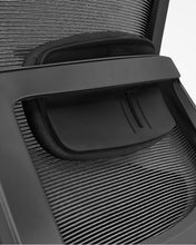 Last inn bildet i Galleri-visningsprogrammet, Pomelo kontorstol - svart stoff og lysegrå understell farge - ergonomisk kontorstol - nærbilde av ryggstøtten

