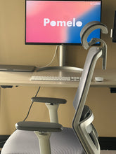 Last inn bildet i Galleri-visningsprogrammet, Pomelo kontorstol - grå stoff og lysegrå understell. En fremvisning fra showrommet der kontorstolen er satt sammen med en hev senk pult. Nærbilde. 
